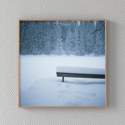 Kehystetty valokuvavedos Penkki. Talvinen puupenkki lumen alla.